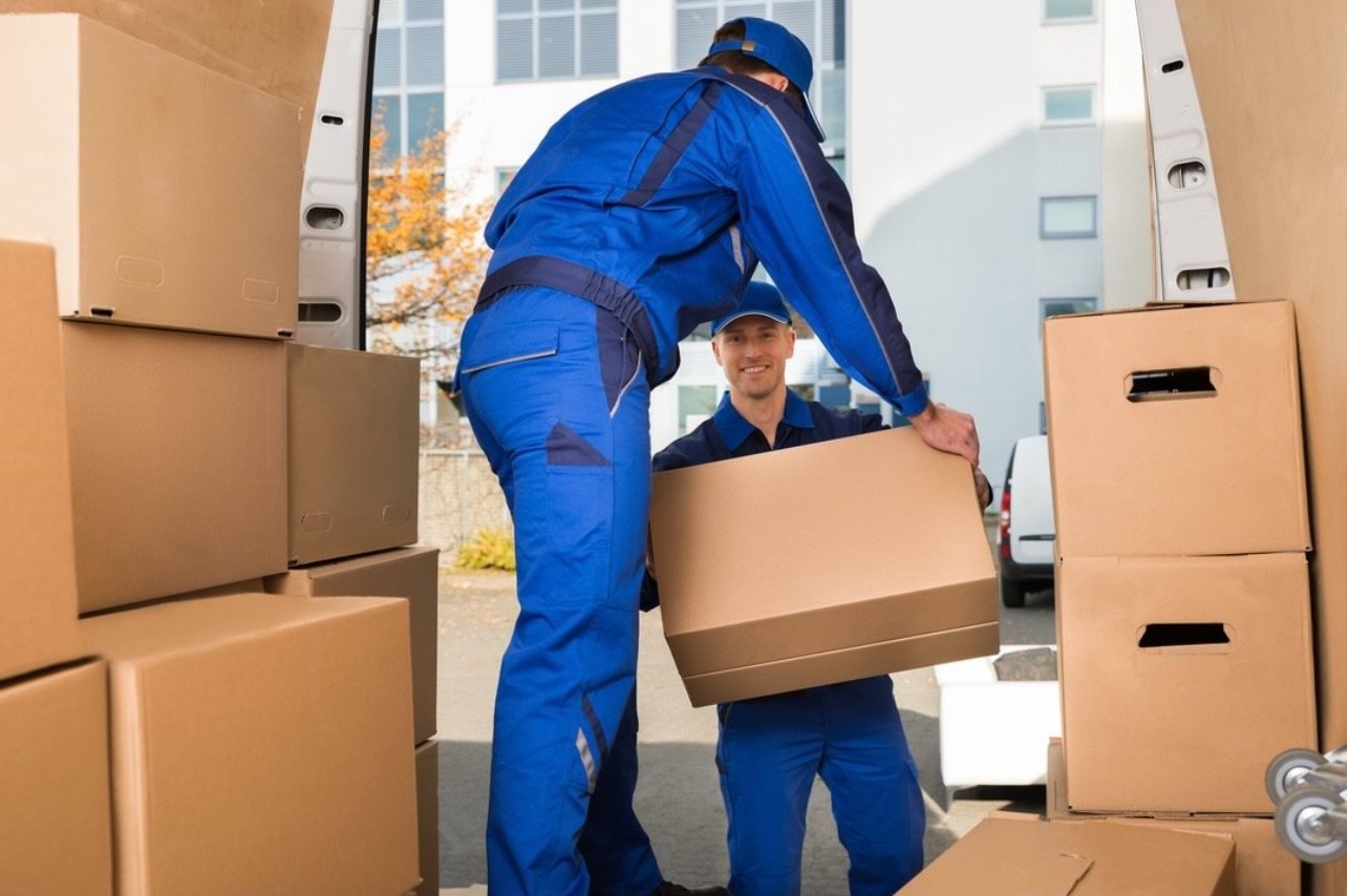 packing service man with van
